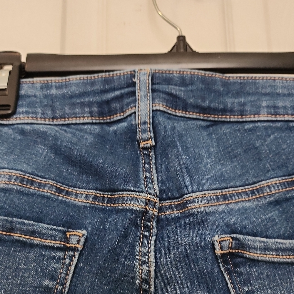 Old Navy Distressed Cropped Jeans in Dark Blue - Picture 9 of 13
